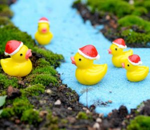 Mini Fairy Garden Animals Cute Resin Duck Model Wholesale Fairy Garden Accessories Supplies Miniture Fairy Garden Ornament Small Artificial Christmas Duck Figurine Kids Gifts Terrarium Fairy Garden Kits Decoration Table Decor
